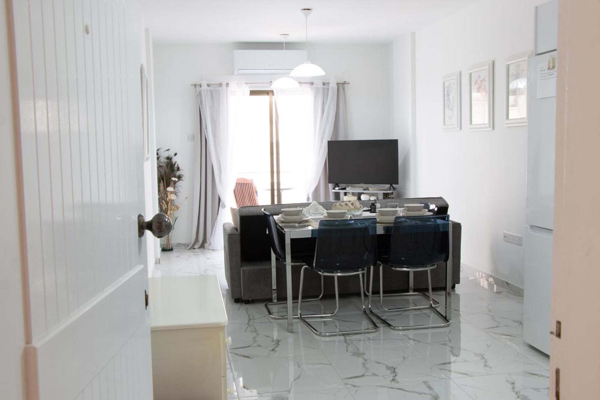 Apartment,Near The Beach Pinikoudes Larnaca Ngoại thất bức ảnh