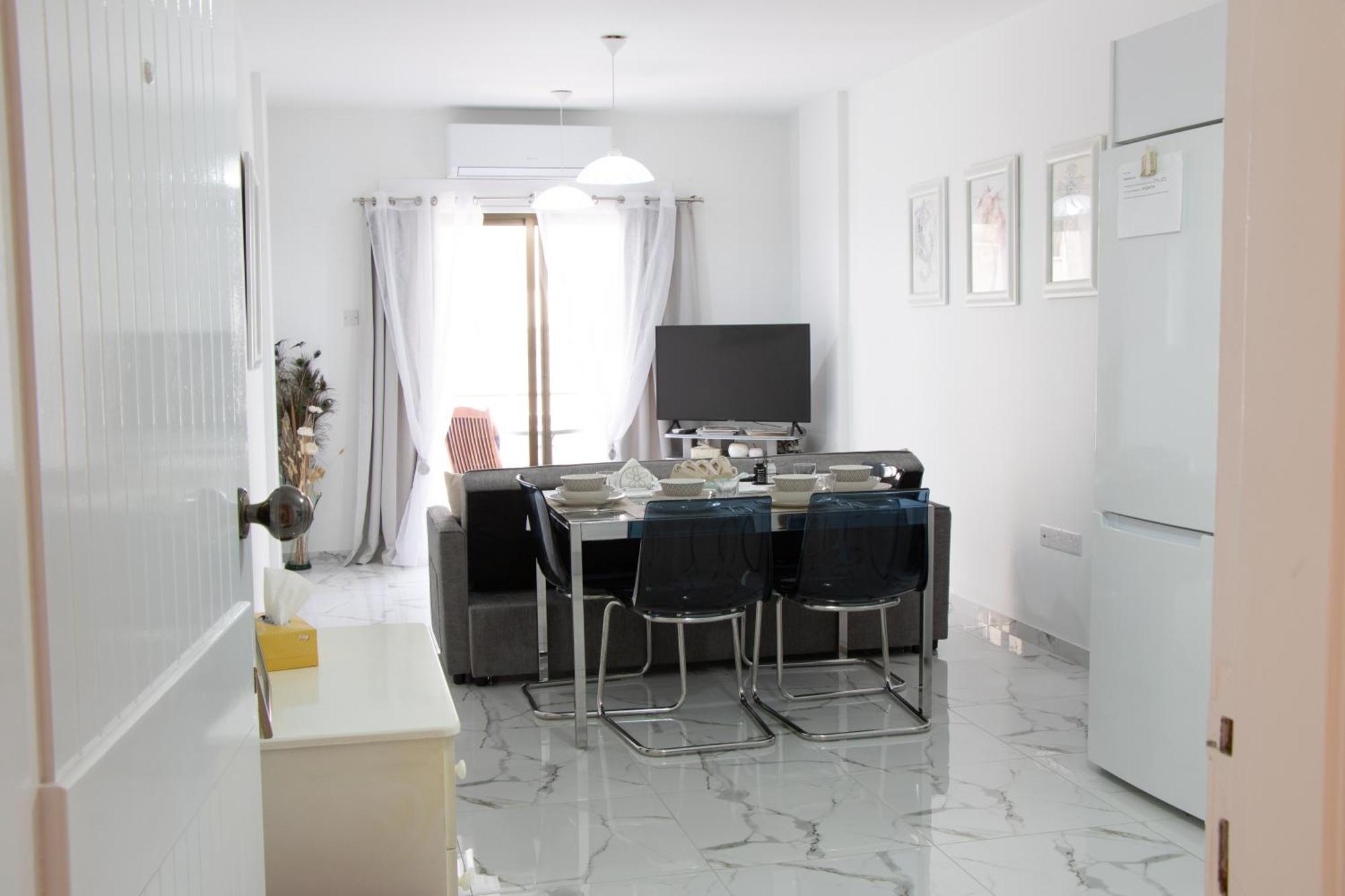 Apartment,Near The Beach Pinikoudes Larnaca Ngoại thất bức ảnh